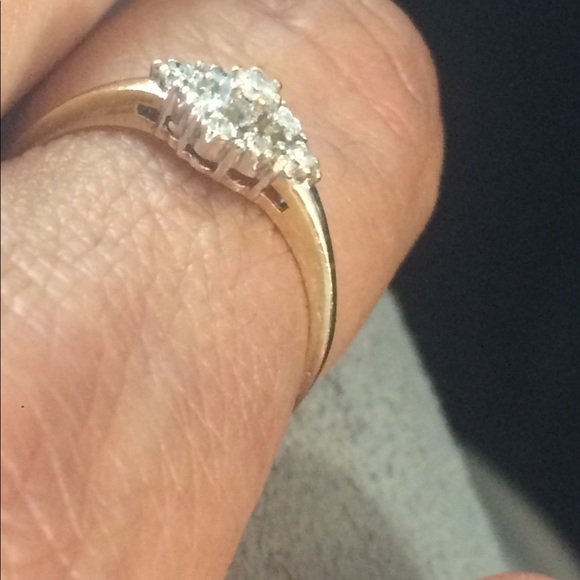 10k gold diamond ring. - Picture 12 of 16